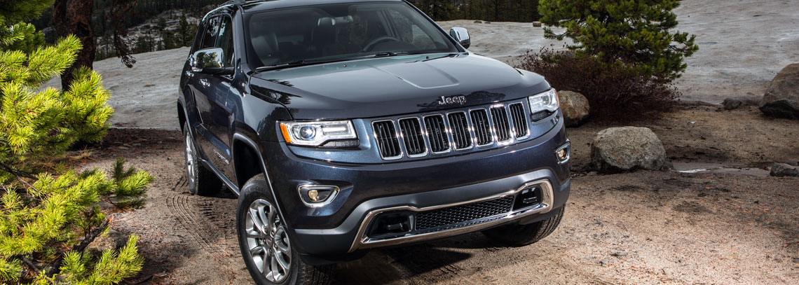 Jeep Grand Cherokee 2017 en un bosque.